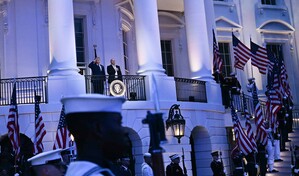 Tras acuerdo con Ir&aacute;n, Trump celebra su 80 cumplea&ntilde;os con show de artes marciales