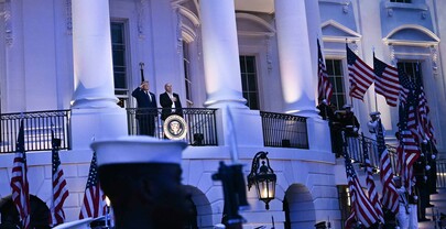 Tras acuerdo con Ir&aacute;n, Trump celebra su 80 cumplea&ntilde;os con show de artes marciales