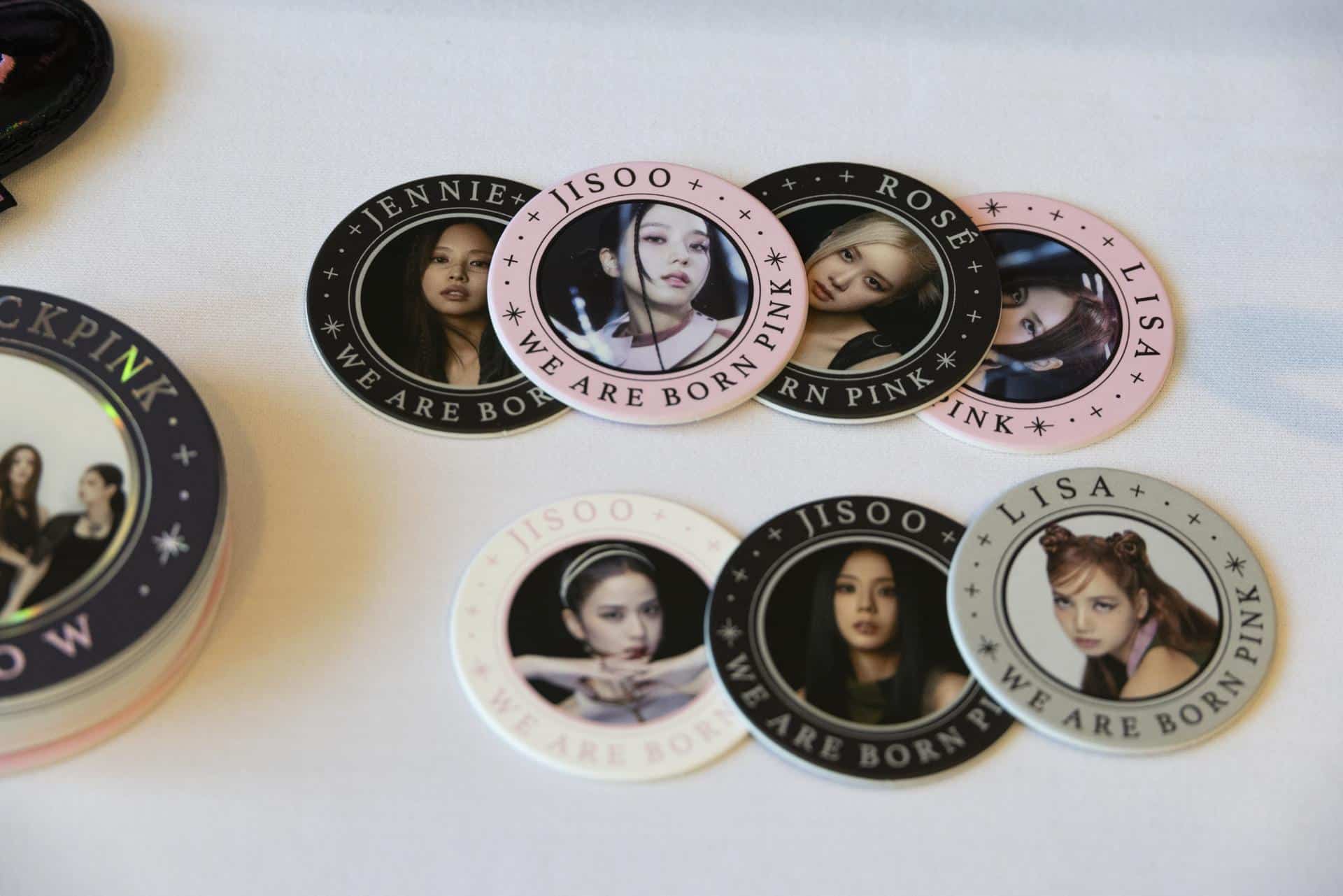 Artículos del grupo femenino de K-Pop BLACKPINK se exhiben en una mesa en la sede de Correos de Corea en Seúl, Corea del Sur, el 15 de junio de 2026.<br>