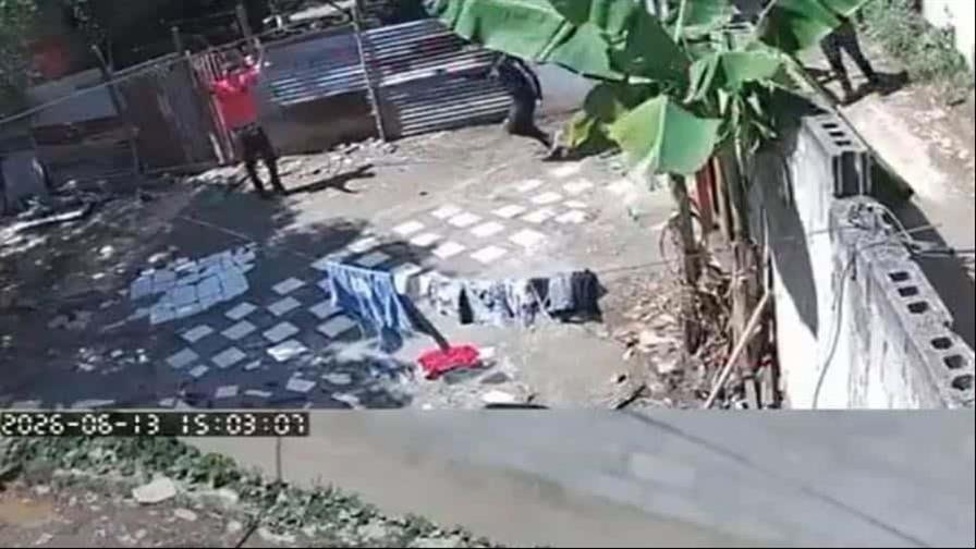 Video capta momento en que agentes policiales matan a hombre que tenía las manos en alto en La Vega