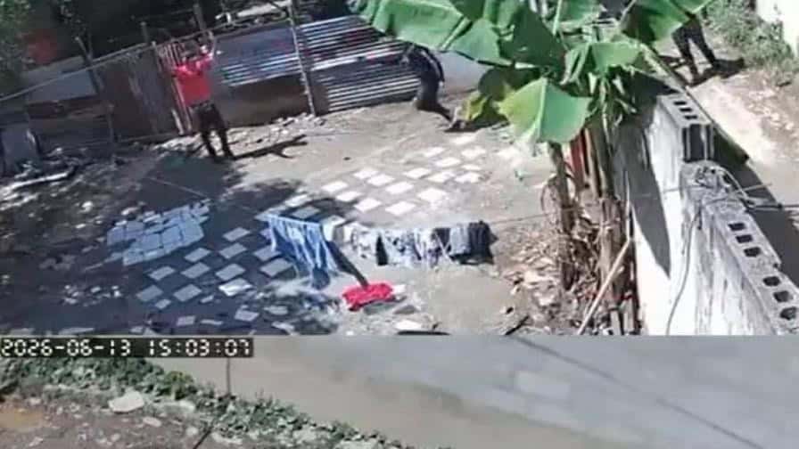 Video capta momento en que agentes policiales matan a hombre que tenía las manos en alto en La Vega Video capta momento en que agentes policiales matan a hombre que tenía las manos en alto en La Vega
