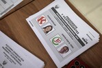 Peruanos esperan el fin de la revisión de actas observadas con leve ventaja de Fujimori Peruanos esperan el fin de la revisión de actas observadas con leve ventaja de Fujimori
