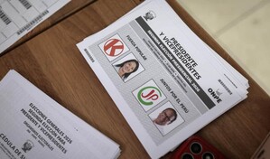 Peruanos esperan el fin de la revisi&oacute;n de actas observadas con leve ventaja de Fujimori