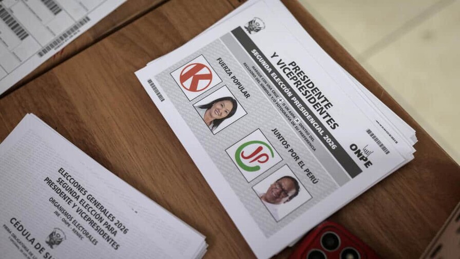 Peruanos esperan el fin de la revisión de actas observadas con leve ventaja de Fujimori Peruanos esperan el fin de la revisión de actas observadas con leve ventaja de Fujimori
