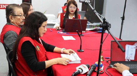 Per&uacute; vive una de las elecciones m&aacute;s re&ntilde;idas de Am&eacute;rica Latina desde 1990