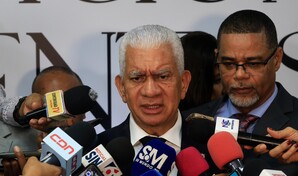 Ricardo de los Santos defiende Plan Fiscal y oposición mantiene diferencias