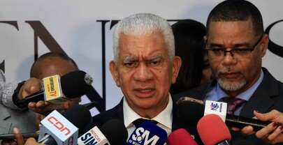 Ricardo de los Santos defiende Plan Fiscal y oposici&oacute;n mantiene diferencias