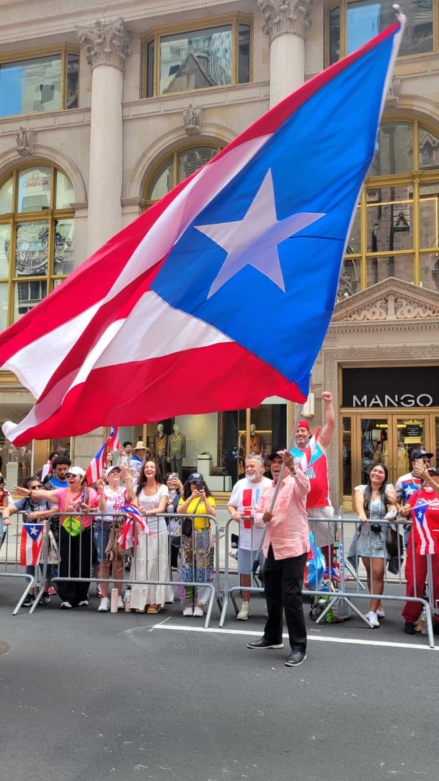 El congresista dominicano Adriano Espaillat ondeando la bandera de Puerto Rico.