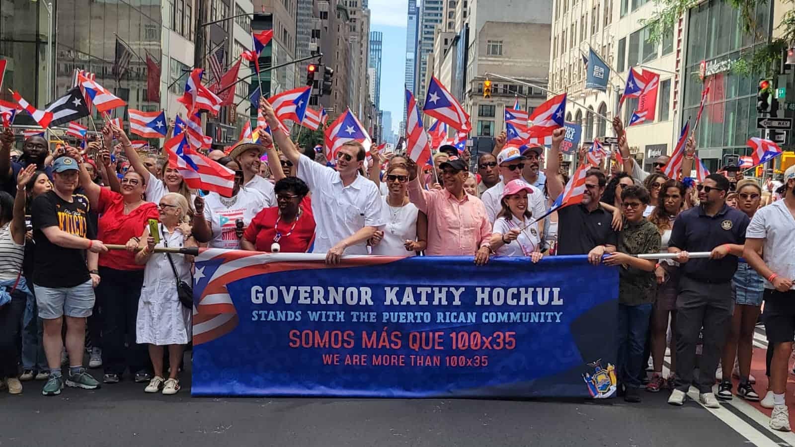 El congresista dominicano Adriano Espaillat junto a la gobernadora de Nueva York, Kathy Hochul en el Desfile Nacional Puertorriqueño celebrado este domingo en las calles de Nueva York.