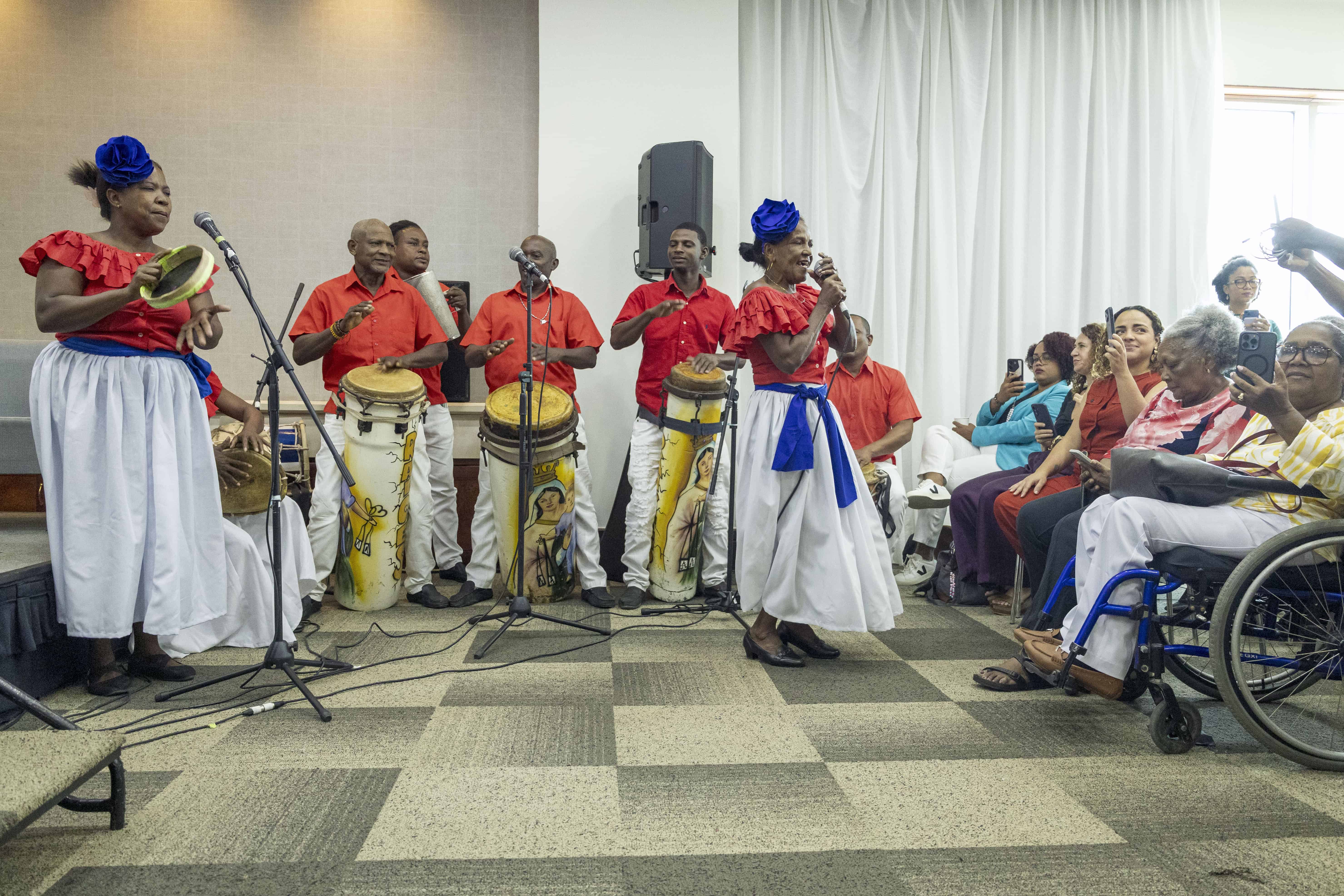El grupo de atabales Raíces Folklóricas, durante la clausura del evento.