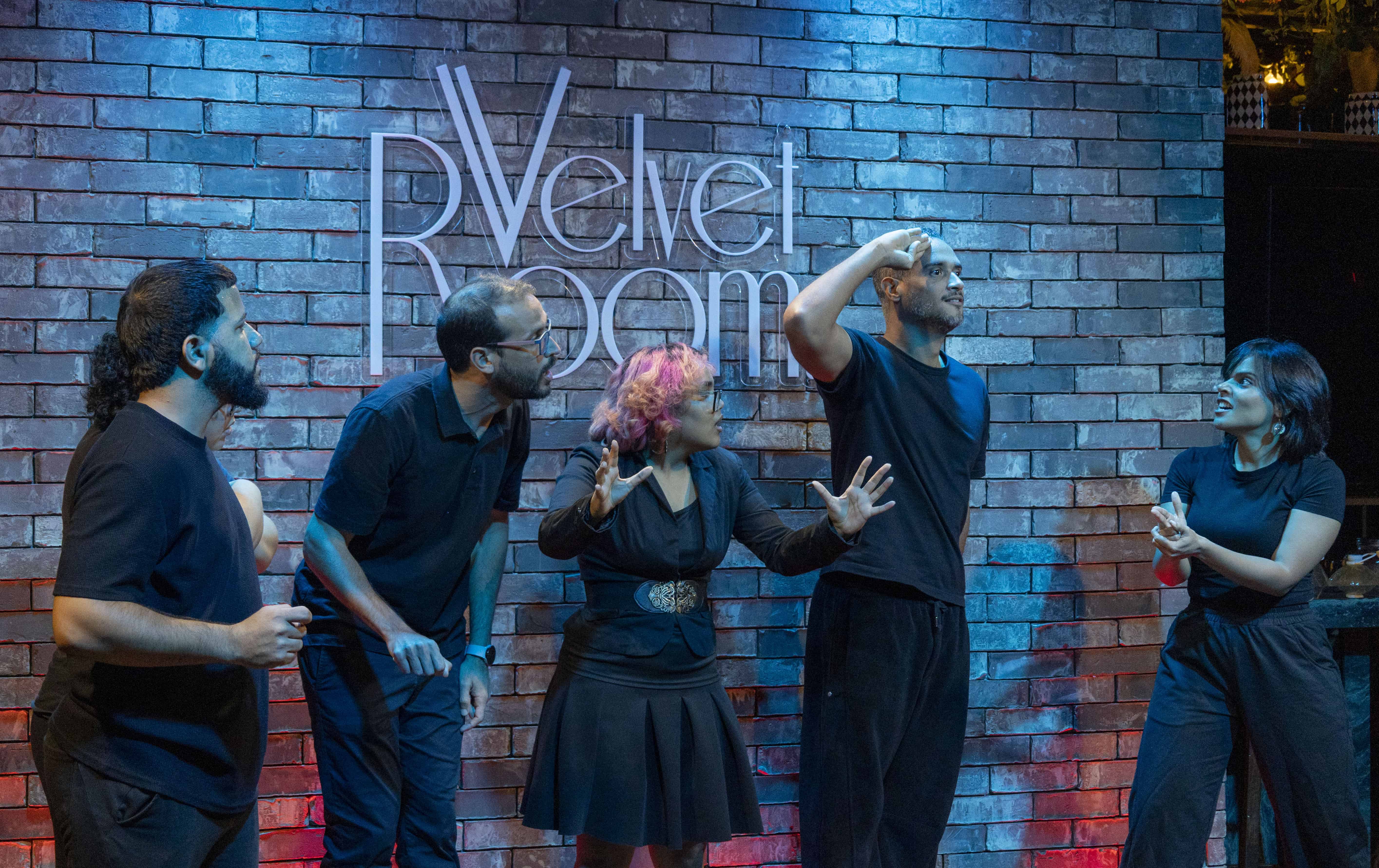 Parte del elenco de Sí y... Nights durante una función de teatro de improvisación en el Velvet Room.