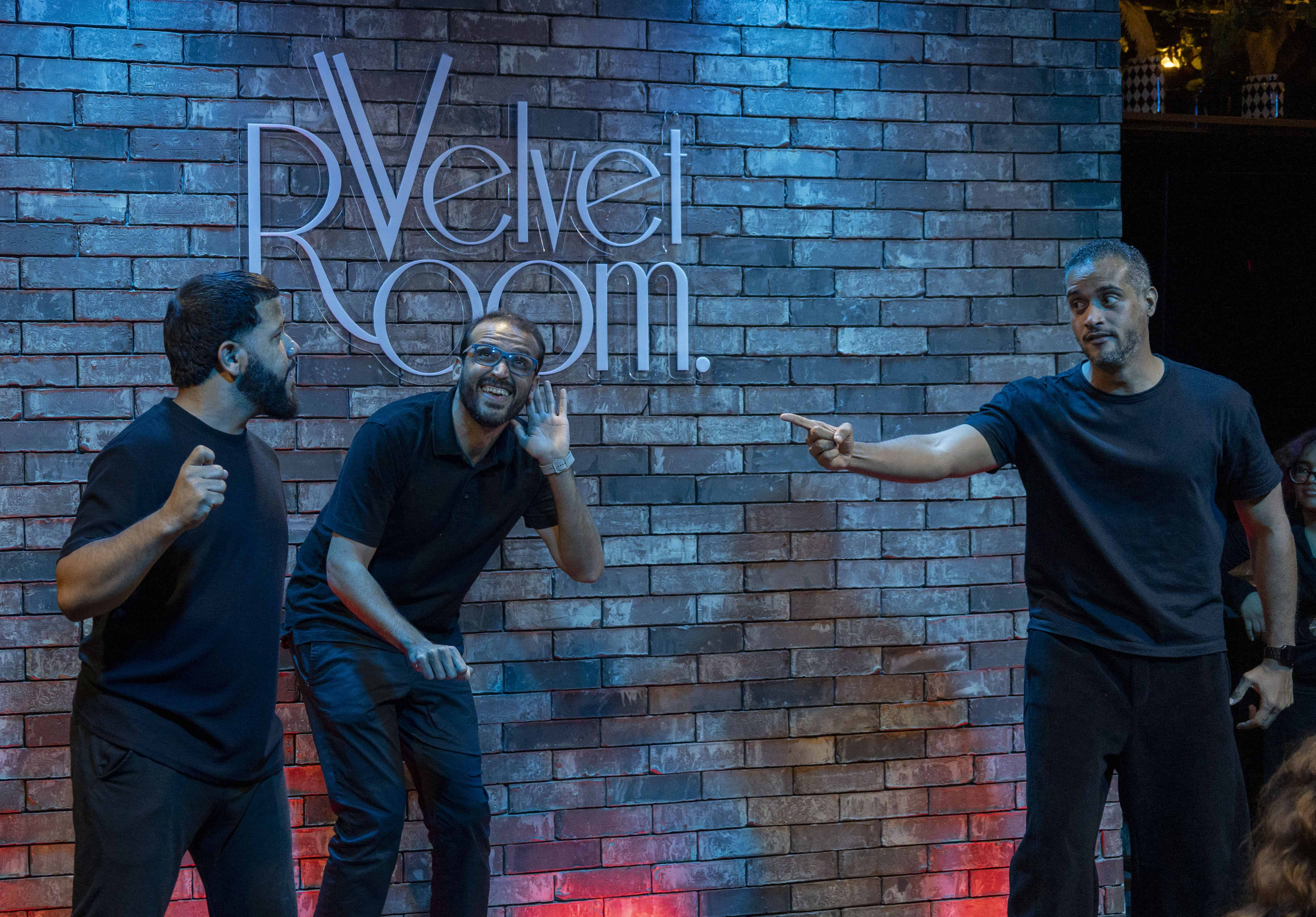 Parte del elenco de Sí y... Nights durante una función de teatro de improvisación en el Velvet Room.