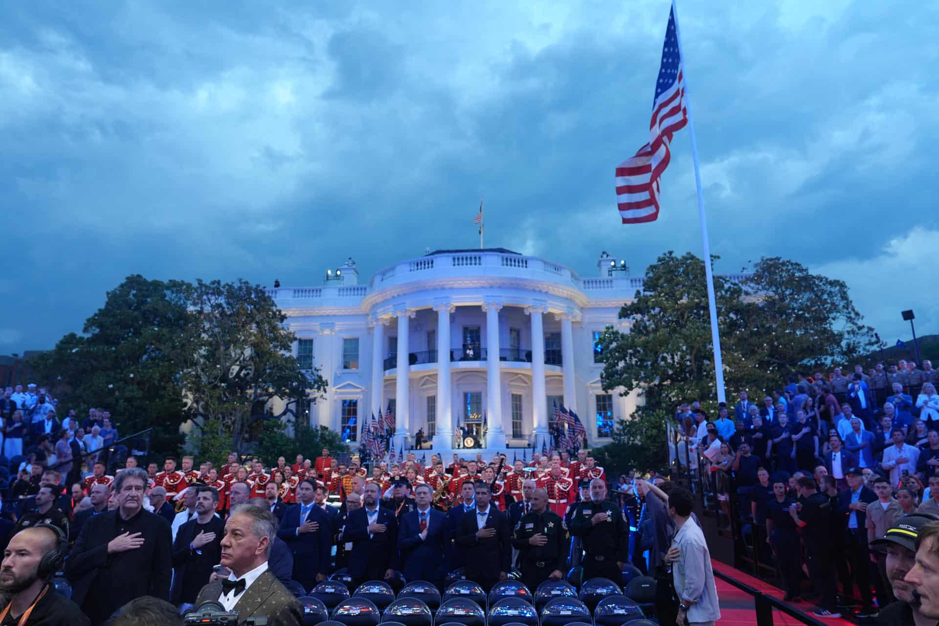 Personas asisten al combate de artes marciales mixtas en la Casa Blanca este domingo, en Washington (EE. UU.).