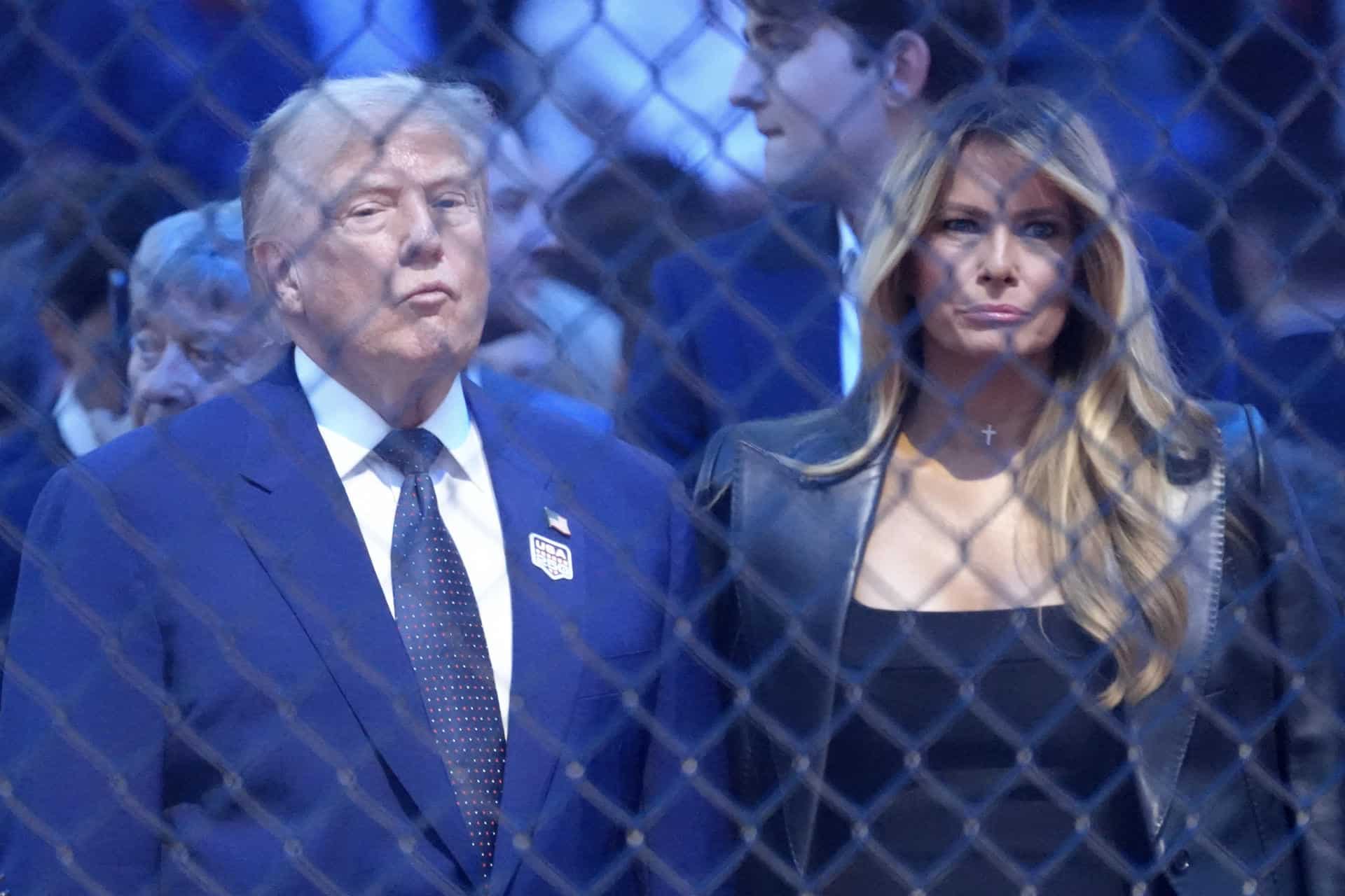 El presidente de Estados Unidos, Donald Trump (i), y su esposa Melania Trump, asisten al combate de artes marciales mixtas en la Casa Blanca este domingo, en Washington (EE.UU.).