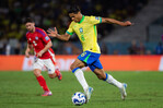 Brasil no puede pensar que va a golear a Haití, dice Douglas Santos Brasil no puede pensar que va a golear a Haití, dice Douglas Santos
