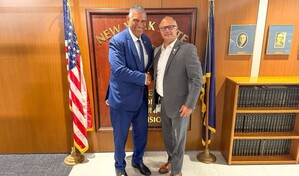 Consulado dominicano en NY recibe donaci&oacute;n de chalecos antibalas para organismos de seguridad en RD