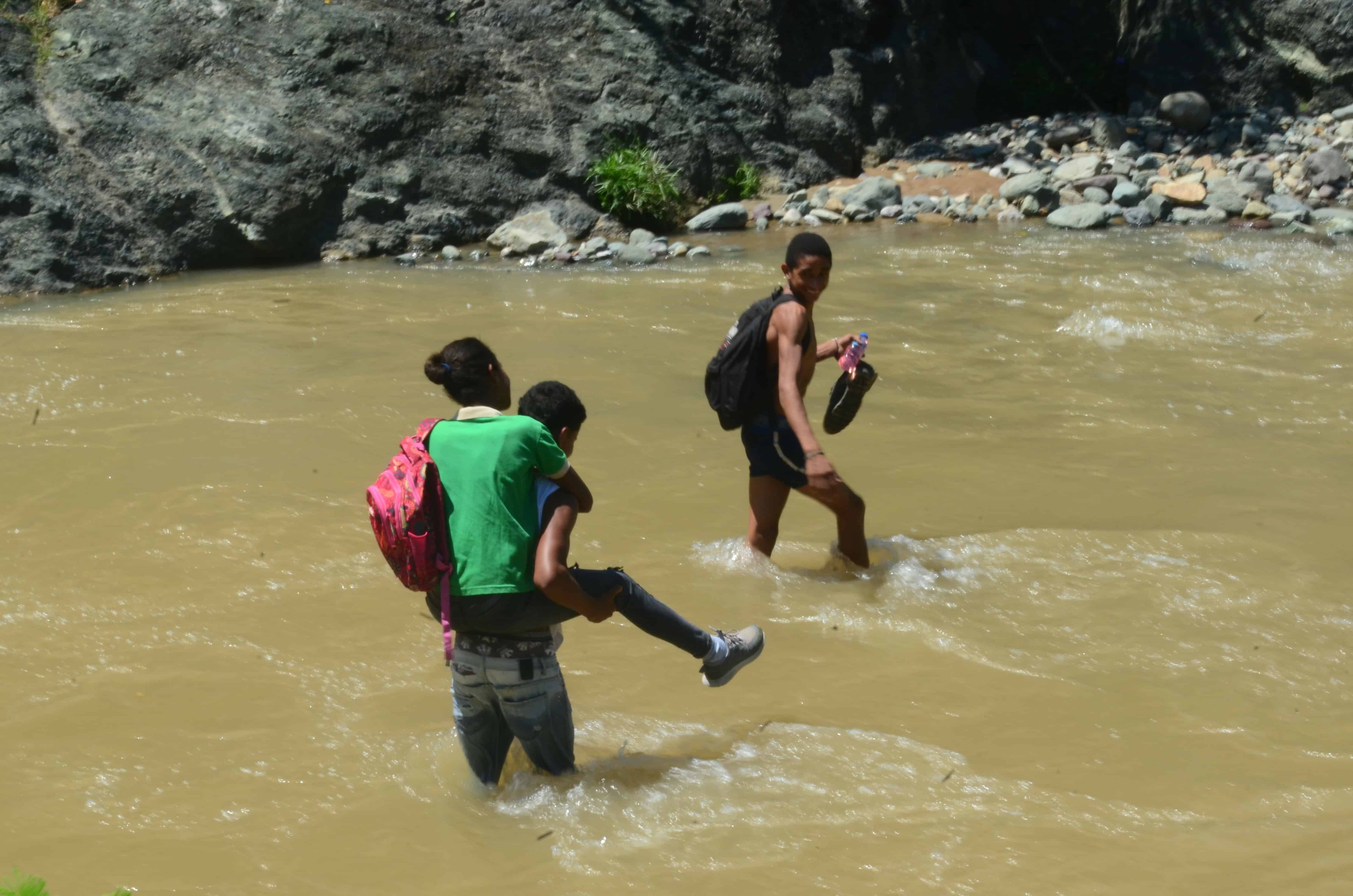 Talía, una de las estudiantes que deben cruzar el río cada día para asistir a la escuela de El Gramazo.&nbsp;