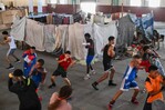 Familias sin hogar sobreviven en un gimnasio en medio de la crisis en Cuba Familias sin hogar sobreviven en un gimnasio en medio de la crisis en Cuba