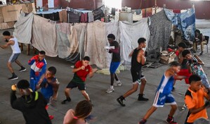 Familias sin hogar sobreviven en un gimnasio en medio de la crisis en Cuba