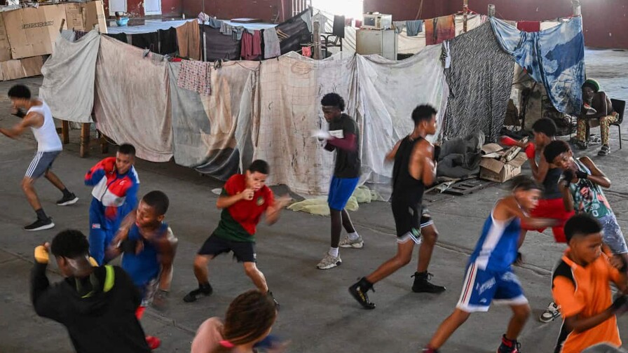 Familias sin hogar sobreviven en un gimnasio en medio de la crisis en Cuba Familias sin hogar sobreviven en un gimnasio en medio de la crisis en Cuba