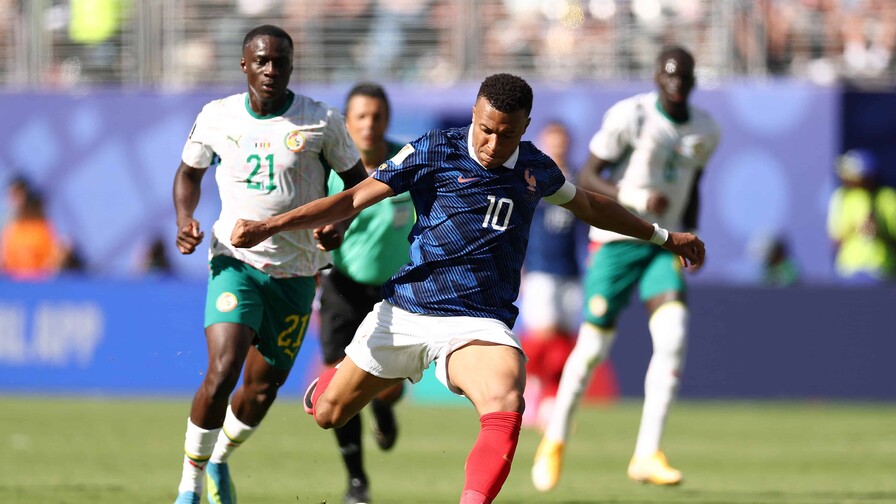 Con doblete de Mbapp&eacute;, Francia vence a Senegal en su debut en el Mundial