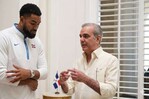 Presidente Abinader felicita a Karl-Anthony Towns tras conquistar campeonato de la NBA Presidente Abinader felicita a Karl-Anthony Towns tras conquistar campeonato de la NBA
