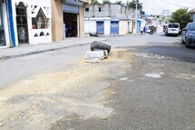 Colapso del drenaje sanitario mantiene en crisis a moradores del barrio Invi en Los Alcarrizos