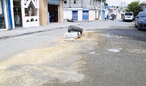 Colapso del drenaje sanitario mantiene en crisis a moradores del barrio Invi en Los Alcarrizos