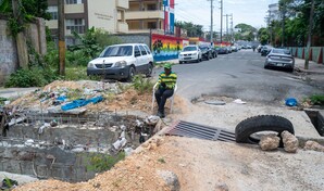 Obra abandonada mantiene cerrada calle en Invivienda desde hace m&aacute;s de un a&ntilde;o