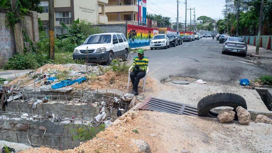 Obra abandonada mantiene cerrada calle en Invivienda desde hace más de un año Obra abandonada mantiene cerrada calle en Invivienda desde hace más de un año