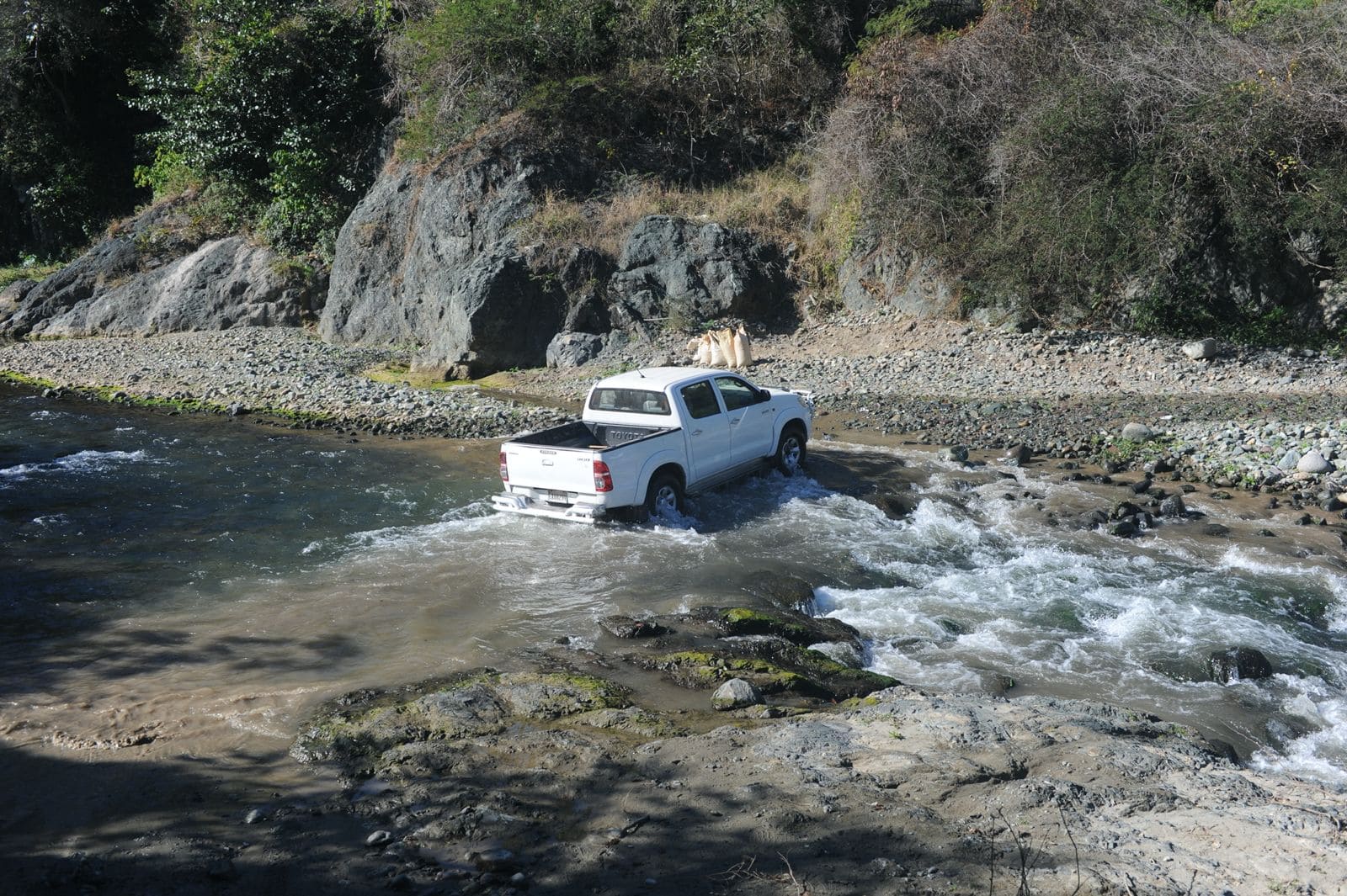 Cuando el río crece el tránsito se paraliza. 