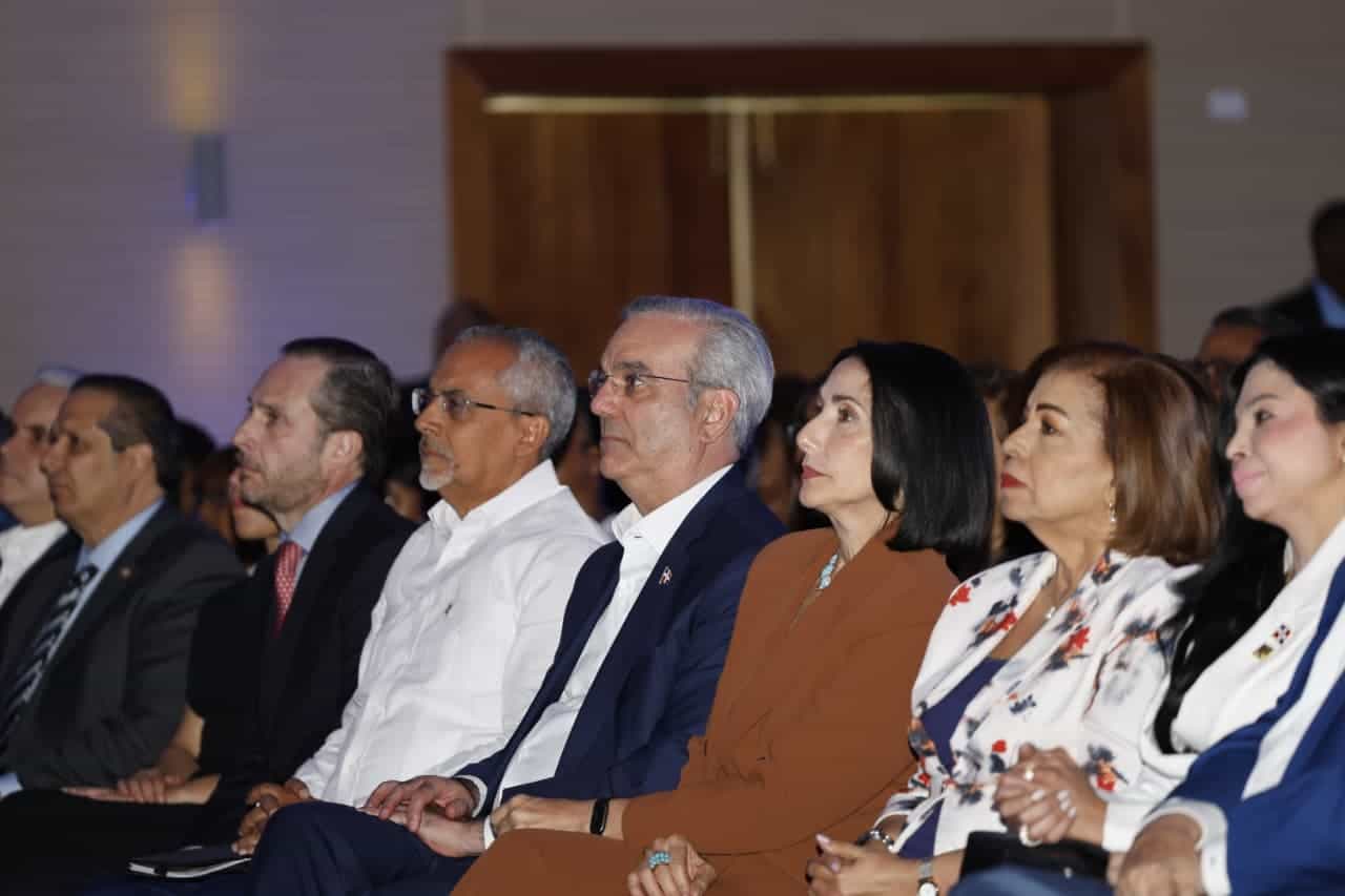 Al centro, el presidente Luis Abinader y la primera dama, Raquel Arbaje.