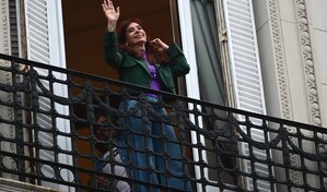 Justicia argentina intima a expresidenta Kirchner por actos de partidarios frente a su casa AFP