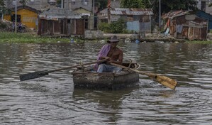 Donde el progreso no llega: cruzar el río Ozama en yola en pleno siglo XXI