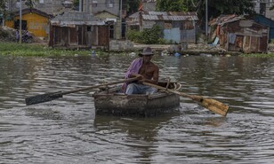 Donde el progreso no llega: cruzar el r&iacute;o Ozama en yola en pleno siglo XXI