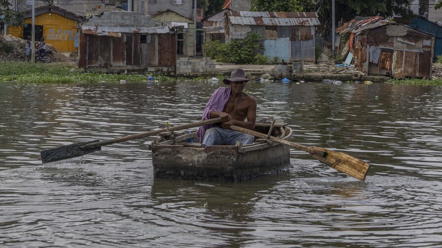 Donde el progreso no llega: cruzar el río Ozama en yola en pleno siglo XXI