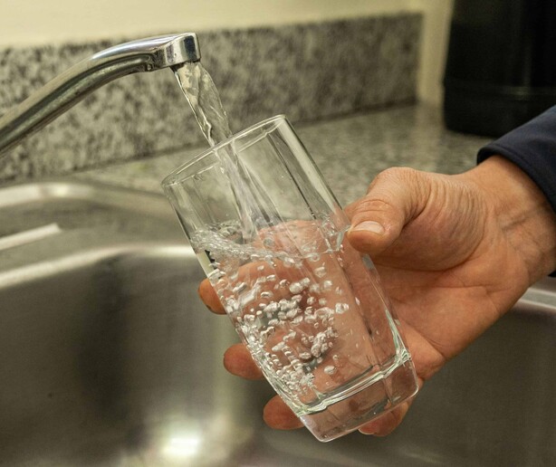 ¿Es seguro beber el agua de la llave en RD? Los datos oficiales muestran una realidad desigual ¿Es seguro beber el agua de la llave en RD? Los datos oficiales muestran una realidad desigual