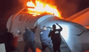 Un muerto y cinco sobrevivientes tras estrellarse un jet privado en una autopista de Texas