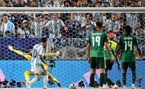 Con triplete hist&oacute;rico de Messi, Argentina golea a Argelia en su debut mundialista