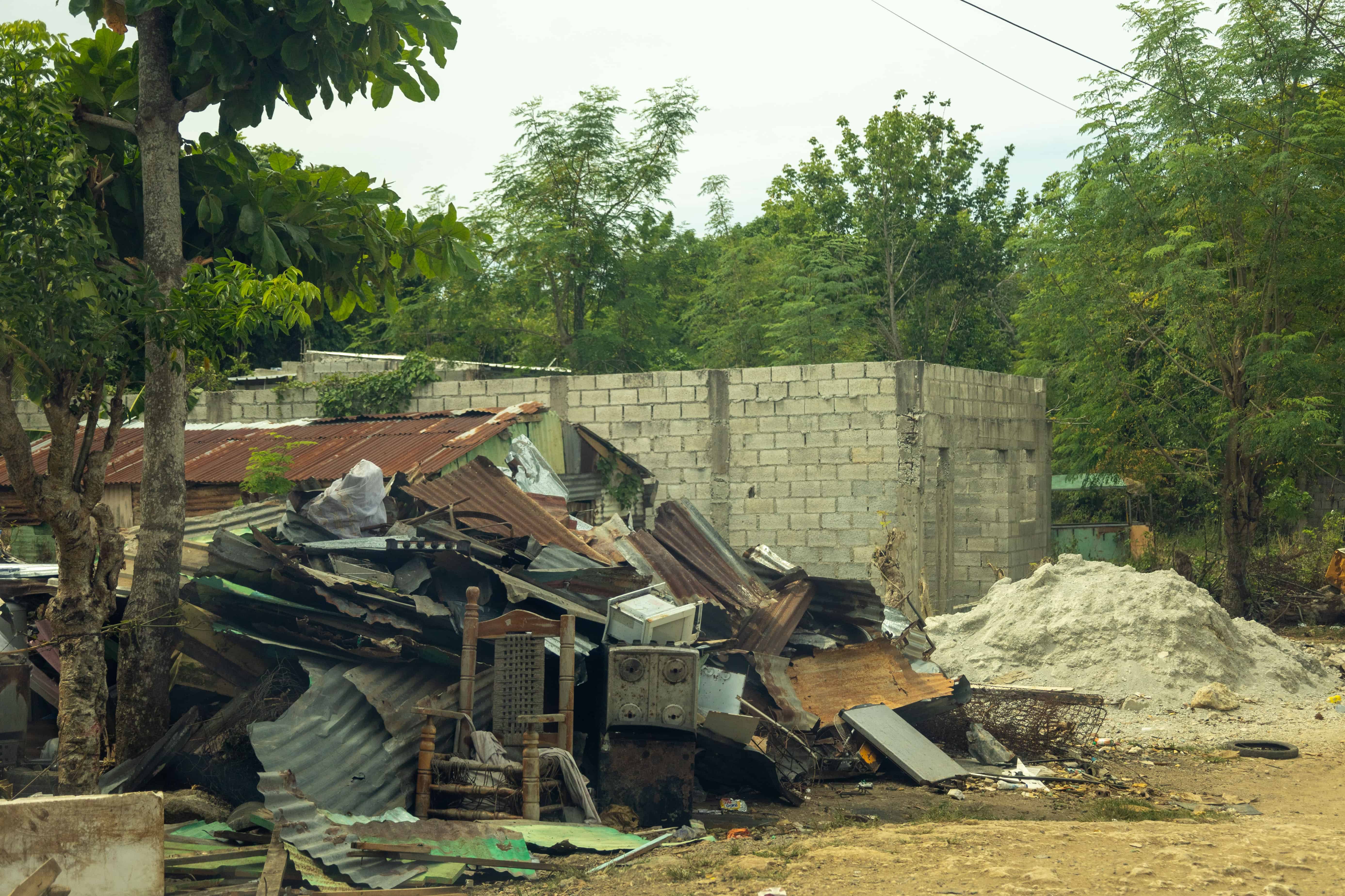 Muchas de las casas desocupadas fueron construidas con planchas de zinc.