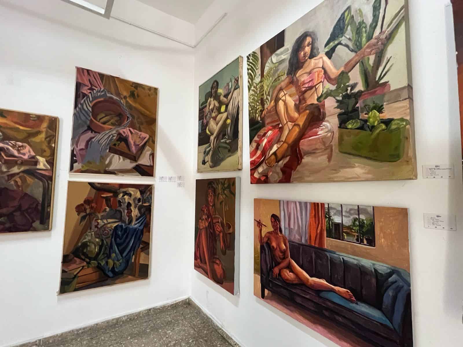 La exhibición reúne trabajos producidos en distintas disciplinas artísticas, evidenciando el talento y la creatividad de las nuevas generaciones de artistas dominicanos.