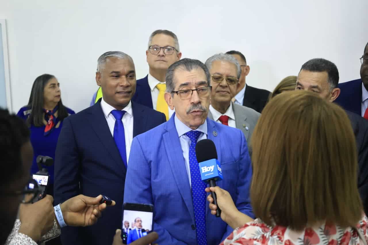El doctor Jorge Asjana ofrece declaraciones durante la jornada electoral de la UASD, donde destacó la apertura de todas las mesas de votación. 