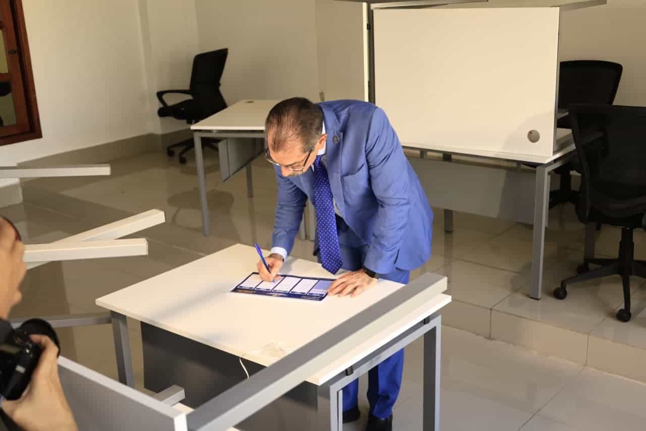 Jorge Asjana, candidato a la rectoría de la UASD, participa en la jornada electoral al momento de depositar su voto. 