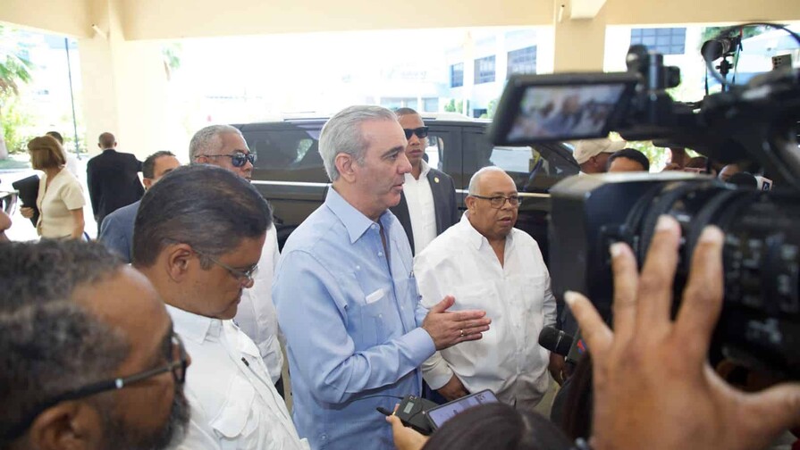 Abinader asegura que la postura del Gobierno es mantener la cesantía en la reforma laboral