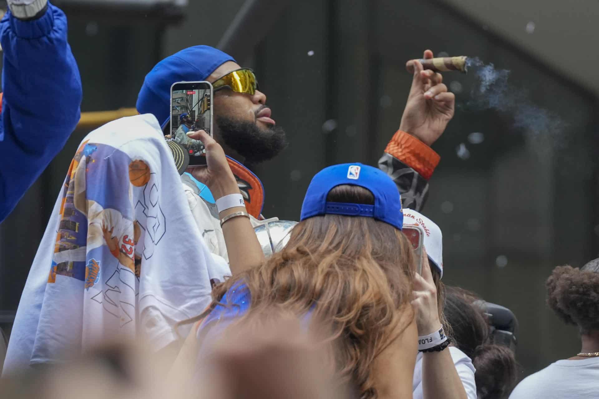 Karl-Anthony Towns (c-arriba) de Knicks celebra este jueves, el primer título de la NBA de los New York Knicks en Nueva York.
