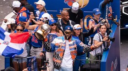 VIDEO | Locura en NY: Towns y los Knicks encabezan desfile por el primer t&iacute;tulo en medio siglo