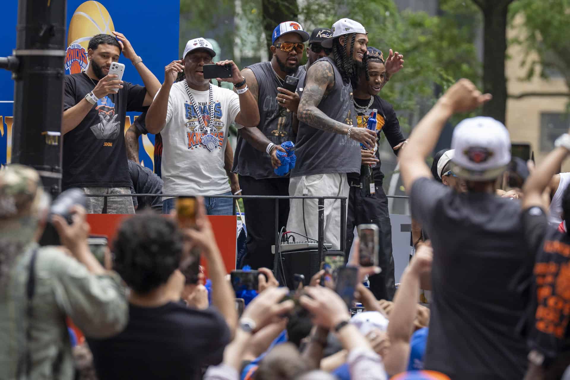 &nbsp;Jordan Clarkson (c-i) de Knicks celebra este jueves, el primer título de la NBA de los New York Knicks en Nueva York.<br>