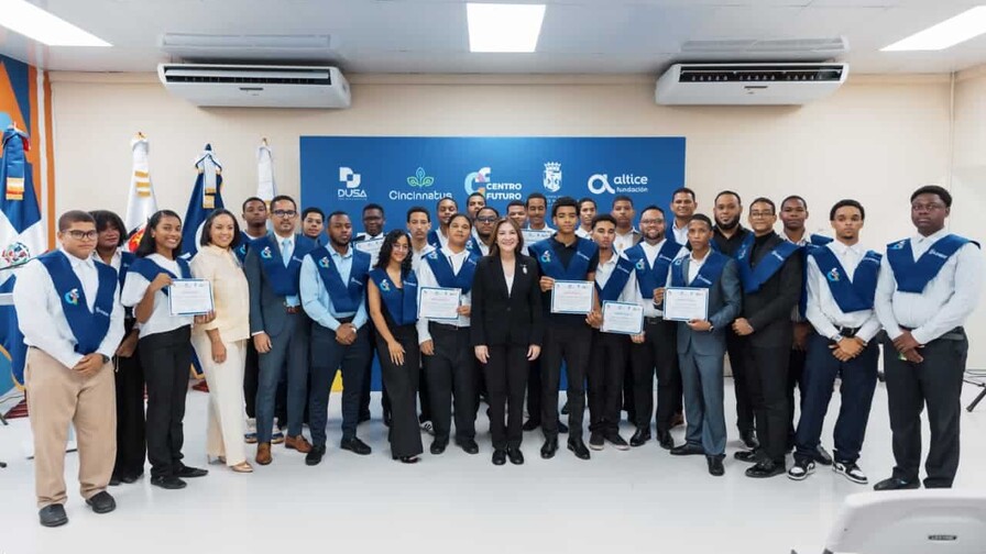 M&aacute;s de 50 j&oacute;venes de Cristo Rey y Villas Agr&iacute;colas se grad&uacute;an del programa "Futuro de Esperanza" 