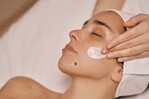Cómo adaptar la rutina facial en verano: menos productos y más hidratación Cómo adaptar la rutina facial en verano: menos productos y más hidratación