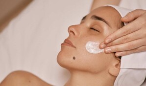 C&oacute;mo adaptar la rutina facial en verano: menos productos y m&aacute;s hidrataci&oacute;n